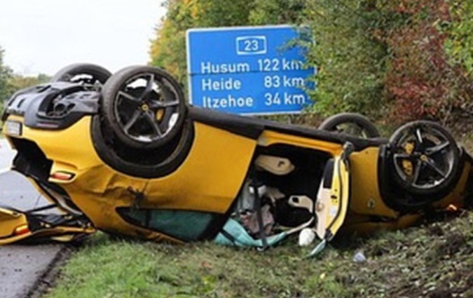 Όταν μια Ferrari κινείται με 310+ στη βροχή και καταλήγει τουμπαρισμένη, ποιες είναι οι πιθανότητες να οδηγεί μια 84χρονη; Ferrari Purosangue