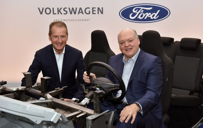 Herbert Diess, επικεφαλής του Volkswagen Group και Jim Hackett, διευθύνων σύμβουλος της Ford, πάνω σε μια πλατφόρμα MEB.