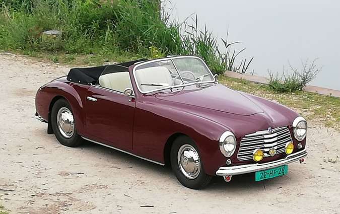 Η γοητεία της ιταλικής καροσερί τονιζόταν ακόμη περισσότερο από τη φαρδιά μάσκα και το κοντό και κεκλιμένο παρμπρίζ.