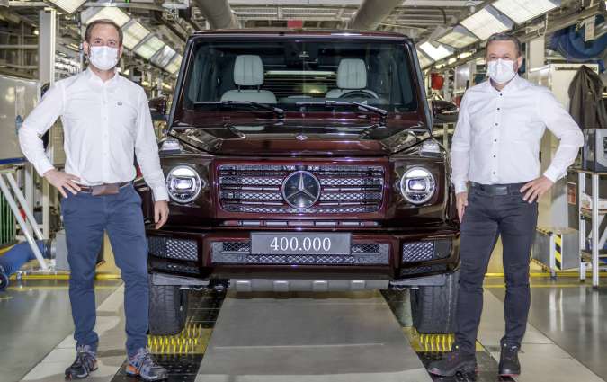 Αριστερά ο Mathias Feuchter, επικεφαλής Marketing and Order Management της G-Class και δεξιά ο Helmut Wagner, γενικός διευθυντής του Business Unit G της MAGNA STEYR Fahrzeugtechnik AG & Co KG.  400.000th Mercedes-Benz G-Class