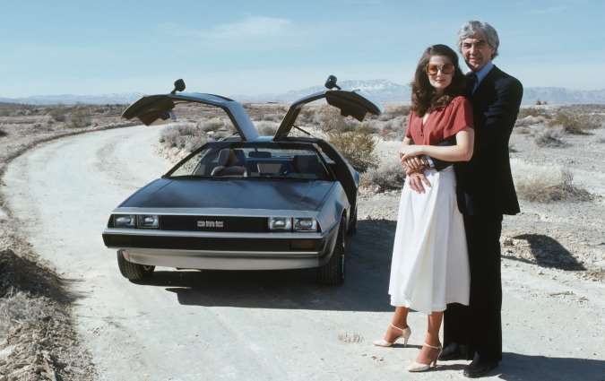 O John DeLorean με την τρίτη σύζυγό του, Cristina Ferrare (1973-1985), ποζάρουν εμπρός από το DMC-12.  DeLorean DMC-12 1981-1983