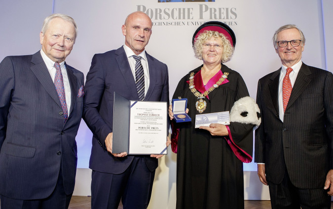 Από αριστερά: Ο δρ. Wolfgang Porsche, πρόεδρος του Εποπτικού Συμβουλίου της Porsche AG, ο Thomas Ulbrich, μέλος του Διοικητικού Συμβουλίου της Volkswagen και επικεφαλής Τεχνικής Εξέλιξης και η καθηγήτρια δρ. Sabine Seidler, πρύτανης του Πανεπιστημίου Τεχνολογίας της Βιέννης. Porsche Prize 2021_Technische Universität Wien_MEB_VW