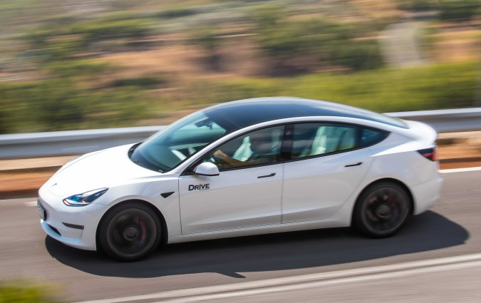 Tesla Model 3: Πρώτο σε πωλήσεις στα 100% ηλεκτρικά μοντέλα και Νο 17 στη γενική κατάταξη, με +64% από το '20 στο '21 και 141.429 ταξινομήσεις. Ευρωπαϊκές πωλήσεις, τα TOP 20 μοντέλα του ’21, photo credit DRIVE Magazine/Thanassis Koutsogiannis