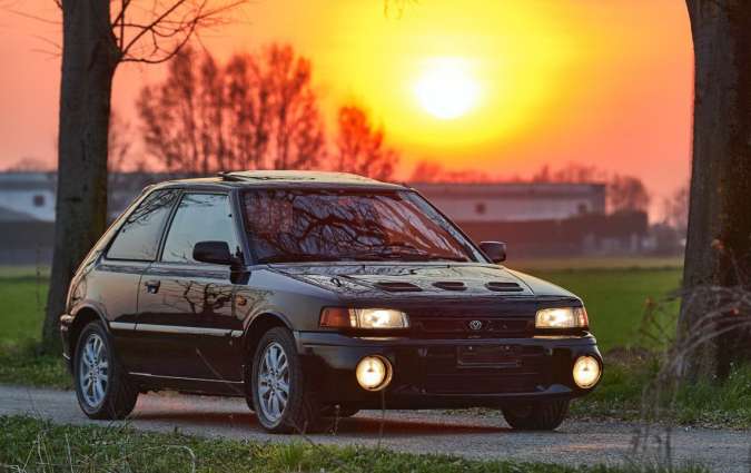 Οι προδιαγραφές ενός μοτέρ με χαμηλή χωρητικότητα και τούρμπο on/off που φούσκωνε από τις 3.500 rpm, δημιουργούσε την υποψία, για να μην πούμε την πεποίθηση ότι ο κινητήρας του Mazda 323 AWD GT-R θα ήταν κούφιος χαμηλά. Η πράξη όμως το διέψευδε! Mazda 323 AWD GT-R 1992-1994