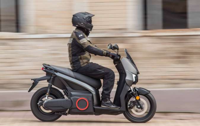 Το SEAT MÓ eScooter 125 διατίθεται σε τρεις διαφορετικούς χρωματικούς συνδυασμούς: Daring Red, Dark Aluminum Matt, Oxygen White Matt. Test ride: SEAT MÓ eScooter 125, photo credits DRIVE Magazine/Thanassis Koutsogiannis