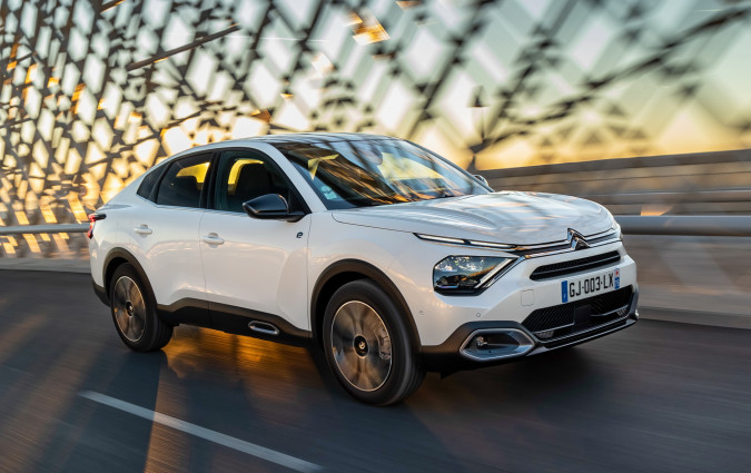 Αντί για 60% νικέλιο, 20% μαγγάνιο και 20% κοβάλτιο, η νέα μπαταρία ιόντων λιθίου υψηλής τάσης έχει υψηλότερη αναλογία νικελίου (80% νικέλιο, 10% μαγγάνιο και 10% κοβάλτιο), με αποτέλεσμα βελτιωμένη ενεργειακή πυκνότητα και μεγαλύτερη διάρκεια ζωής της μπαταρίας. Citroën ë-C4 και Citroën ë-C4 X, αναβάθμιση στα 420 km