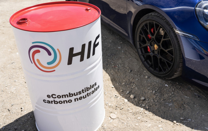 Η μονάδα εξέλιξης στη Χιλή παράγει e-fuel,  προς το παρόν με τιμή 53,80 ευρώ ανά λίτρο. Αλλά αυτή είναι προσωρινή. e-fuel, HIF Global, Texas plant