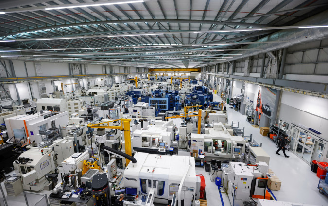 H Mercedes-Benz επιστρατεύει την ομάδα F1 κόντρα στην Tesla