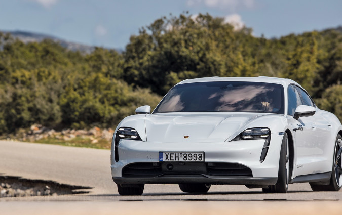 H Porsche αλλάζει τα δεδομένα: Αυτονομία μέχρι 1.300 km και 15' για πλήρη φόρτιση Porsche Taycan