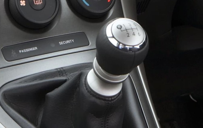 Σύστημα αλλαγής ταχυτήτων που επιτρέπει στον οδηγό να παρακάμψει αυτό που θέλει να κάνει η ECU, πατώντας το πεντάλ του συμπλέκτη. Νέα πατέντα από την Toyota για χειροκίνητο σασμάν και στα υβριδικά