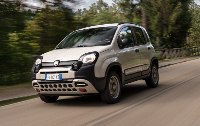 Με την παραγωγή περιορισμένη σε 1.983 μονάδες, το FIAT Panda 4x40° θα διατεθεί μόνο στις «αλπικές» αγορές: Ιταλία, Γαλλία, Γερμανία και Ελβετία. Οπότε για όποιον θα ενδιαφερόταν στην Ελλάδα… τόμπολα!  FIAT Panda 4x40° για τα 40χρονά του Panda 4x4