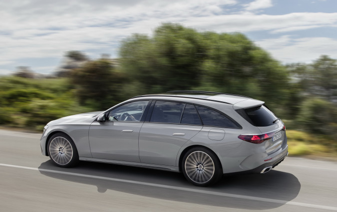 Ο όγκος του πορτμπαγκάζ της νέας νέα Mercedes-Benz E-Class Estate είναι στη βασική διάταξη 615 λίτρα και με τα πίσω καθίσματα αναδιπλωμένα φτάνει στο μέγιστο της χωρητικότητάς του, στα 1.830 λίτρα. Mercedes-Benz E-Class Estate