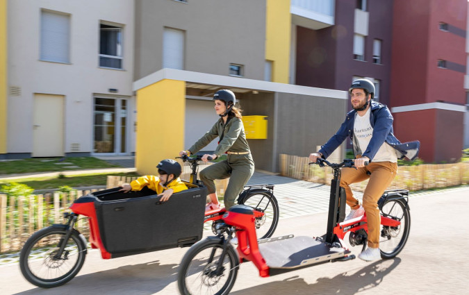 To DOUZE Cycles x La mobilité Toyota διαθέτει τιμόνι με συρματόσχοινα, 4πίστονα υδραυλικά δισκόφρενα Tektro M750, λάστιχα Schwalbe και σύστημα φωτισμού τύπου Bush & Müller IQ-XS Friendly LED. DOUZE Cycles x La mobilité Toyota