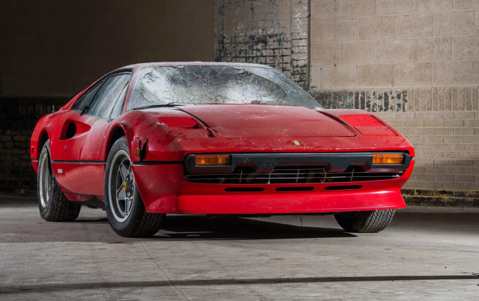 H 308GTB εγκαινίασε την γκάμα των Ferrari μπερλινέτα με κινητήρα V8 τοποθετημένο κέντρο-πίσω. Μια γκάμα που, αν και συνεχίζει σήμερα σε εξηλεκτρισμένη μορφή με την SF90 Stradale, έσβησε πρόσφατα στην παραδοσιακή 100% θερμική της διαμόρφωση με την F8 Tributo.  Ferrari 308GTB vetroresina 1976, Photos Darin Schnabel © Courtesy of RM Sotheby’s