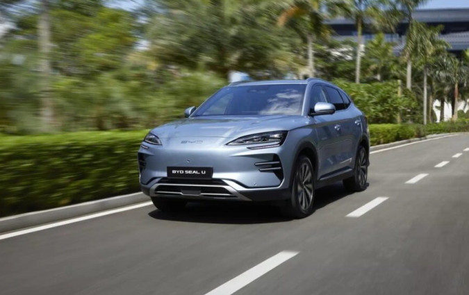Tο BYD Seal U λανσαρίστηκε στην πραγματικότητα το 2021 στην Κίνα και χρησιμοποιεί την ίδια σπονδυλωτή ηλεκτρική αρχιτεκτονική με το Tang. BYD Seal U