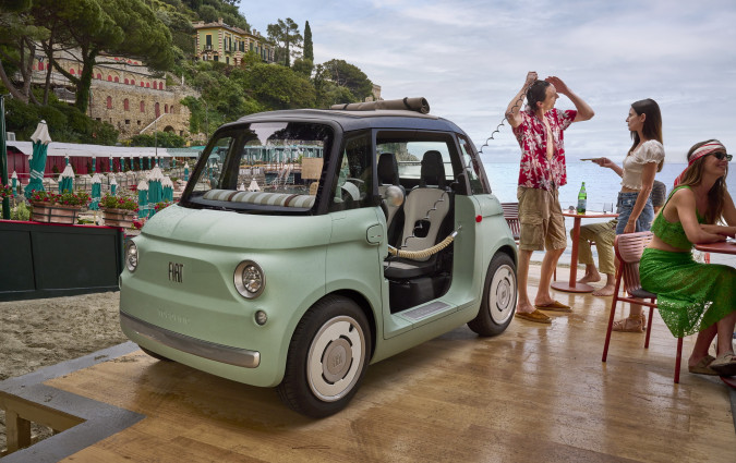 Το ηλεκτρικό microcar με το μειωμένο αποτύπωμα άνθρακα προέρχεται από το Citroën Ami, αλλά με στιλιστικό κασέ που θυμίζει τα αυτοκίνητα της τορινέζικης φίρμας από τη δεκαετία του ’50 και του ’60. FIAT Topolino και FIAT Topolino Dolcevita