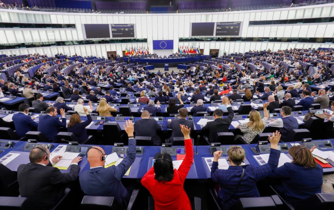 Το κείμενο που εγκρίθηκε από το Ευρωπαϊκό Κοινοβούλιο θα καταστήσει δυνατή την κάλυψη ολόκληρης της Γηραιάς Ηπείρου για χρήση από ιδιώτες και επαγγελματίες Ευρωπαϊκό Κοινοβούλιο, σταθμοί φόρτισης κάθε 60 km
