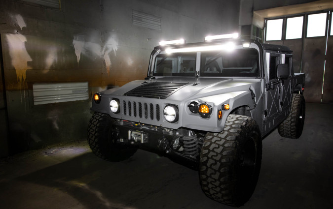 To ηλεκτρικό Hummer H1 φορά μοτέρ Tesla [video]