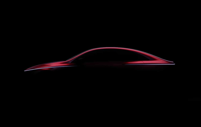 Έντεχνα κρυμμένο στο σκοτάδι, το προφίλ του αυτοκινήτου θυμίζει αυτό μιας κόμπακτ μπερλίνας. Mercedes-Benz basic models prototype