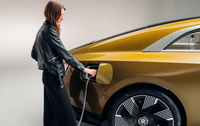 Με μπαταρία 102 kWh, η Rolls-Royce Spectre δίνει σύμφωνα με τις εργοστασιακές τιμές, 520 km μικτή αυτονομία κατά WLTP. Rolls-Royce Spectre