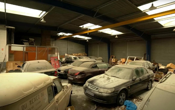 Πάνω από 20 εγκαταλελειμμένα SAAB, σε μια εγκαταλελειμμένη αντιπροσωπεία. Σε ένα video που λέει όλη την ιστορία αυτού του παράξενου σκηνικού. Ξεχασμένη και βανδαλισμένη αντιπροσωπεία SAAB