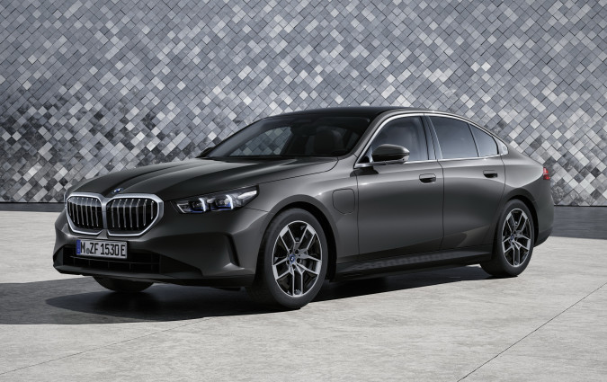 Νέα διαχείριση ηλεκτρομοτέρ στις υβριδικές BMW 5 Series ανεβάζει τη ροπή στις εκκινήσεις και στις ρεπρίζ από τα 280 στα 450 Nm Νέα υβριδική BMW 5 Series, 100 km ηλεκτρικά