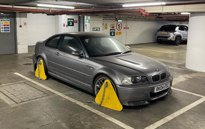 H παρατημένη BMW M3 CSL τέθηκε σε κυκλοφορία τον Αύγουστο του 2004 και ο ετήσιος φόρος CO2 δεν έχει καταβληθεί από το 2006. BMW M3 CSL του 2004 παρατημένη σε πάρκινγκ για 20 χρόνια!