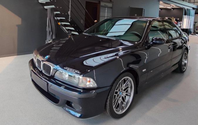 Ο κινητήρας της BMW M5 W10 κατασκευάστηκε ως μέρος των εργασιών εξέλιξης ενός μπλοκ W σε μια εποχή που κανένα μοντέλο του Volkswagen Group δεν θα μπορούσε να αντέξει τις επιδόσεις του. BMW M5 W10