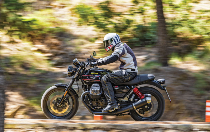 H Moto Guzzi V7 Stone Special Edition είναι απολαυστική από το commuting στο ταξίδι και το cruising, μέχρι τη σπορ οδήγηση. Moto Guzzi V7 Stone Special Edition