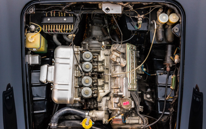 Το μοτέρ της φωτογραφίας δεν ανήκει στη λίστα. Μπήκε όμως τιμής ένεκεν. Πρόκειται για τον κινητήρα του Honda S600, 4κύλινδρο 606 cc, με ΕΕΚ και τέσσερα μονά καρμπιρατέρ Keihin. Και έβγαζε 57 άλογα στις 8.500 rpm!  Οι 12 μικρότεροι κινητήρες παραγωγής