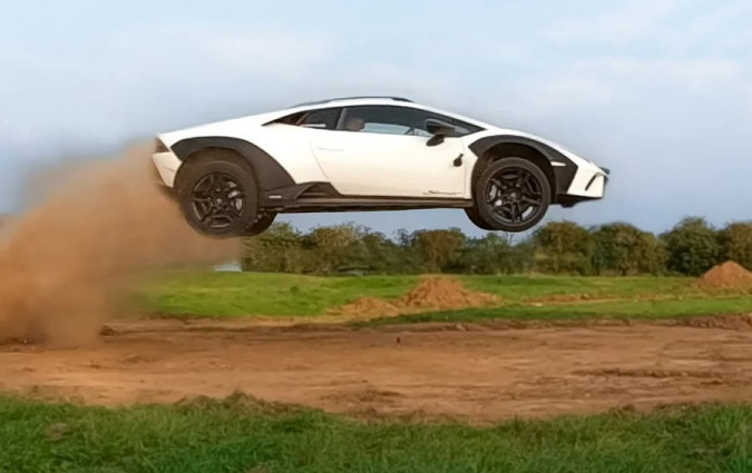 Η Lamborghini Sterrato πάει για άλμα 20 μέτρων!  H Lamborghini Sterrato πάει για άλματα και για «αρκετό ξύλο».