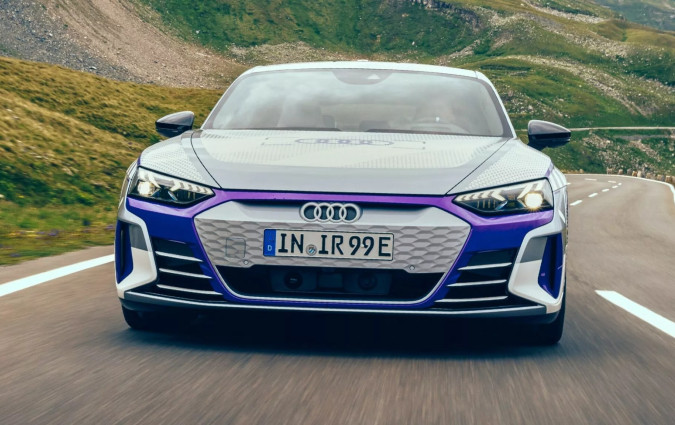 Με 598 PS και επιτάχυνση 0-100 km/h σε 3,1", το Audi RS e-tron GT Ice Race βάζει φωτιά στην άσφαλτο Audi RS e-tron GT Ice Race