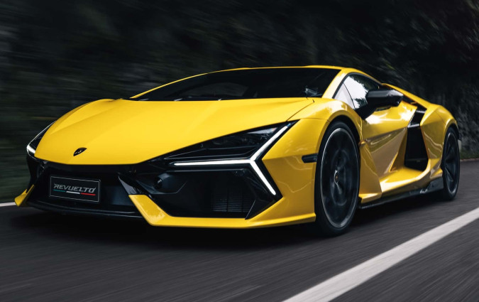 Η Lamborghini δεν βιάζεται καθόλου να αποσύρει τους θερμικούς κινητήρες από τα μοντέλα της, χωρίς αυτό να σημαίνει ότι δεν σκοπεύει να συνεχίσει τις επενδύσεις στην ηλεκτροκίνηση Lamborghini Revuelto