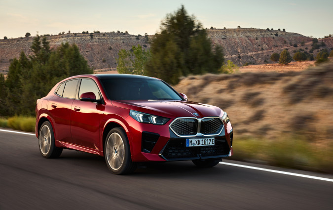 Χάρη και στον χαμηλό αεροδυναμικό συντελεστή 0,25, η νέα ΒMW iX2 μπορεί να διανύσει μεταξύ 417 και 449 km με μία φόρτιση της μπαταρίας ΒMW iX2