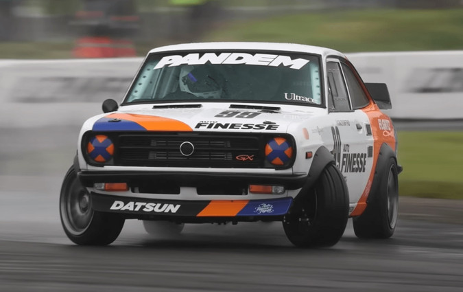 Μπορεί να μην είναι ακόμα σε ηλικία για να βγάλει δίπλωμα οδήγησης, στην πίστα όμως λυσσάει στο drift με το τέρας των 500 PS. drift Datsun 1200 Coupé