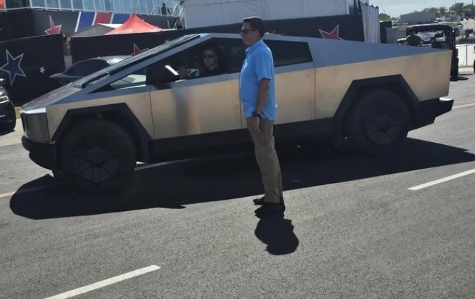 Η πρώτη δημόσια εμφάνιση του Tesla Cybertruck έγινε στο Grand Prix του Τέξας, έναν αγώνα τον οποίο παρακολούθησαν 400.000 άνθρωποι Elon Musk Drives the Cybertruck