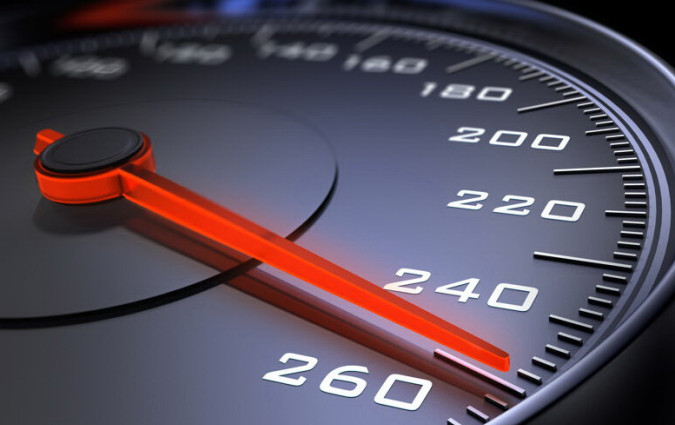 Για υπερβολική ταχύτητα, στον οδηγό επιβλήθηκε πρόστιμο €1.600 και του αφαιρέθηκε η άδεια για τρεις μήνες, στο δε επιβάτη €2.000 και αφαίρεση αδείας για έναν χρόνο! Υπερβολική ταχύτητα