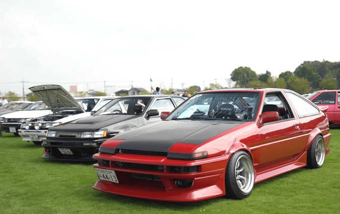 Η Toyota Corolla AE86 αγαπήθηκε όσο ελάχιστα ιαπωνικά μοντέλα. Σε πρόσφατη συνάντηση στην Ιαπωνία, συγκεντρώθηκαν περισσότερα από 300 αυτοκίνητα. Toyota Corolla AE86