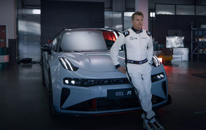 Ο Kimi Räikkönen εμπλέκεται ενεργά στη βελτίωση του πλαισίου και των επιδόσεων του Zeekr 001 FR των 1.265 PS. Kimi Räikkönen