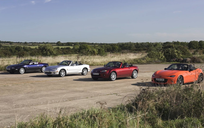 Τέσσερις γενιές MX-5 Miata από τέσσερις διαφορετικές δεκαετίες διασταυρώνουν τα ξίφη τους σε μια ενδοοικογενειακή σύρραξη. Mazda MX-5 Miata