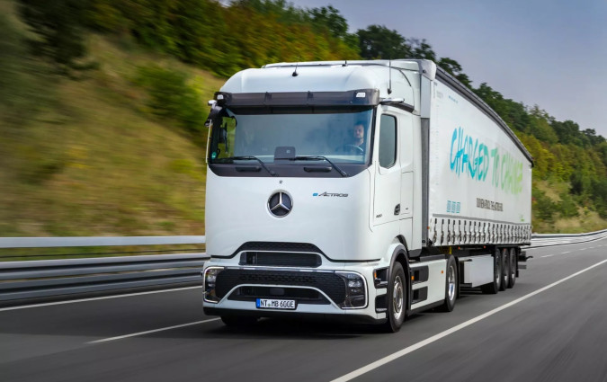 Η Mercedes-Benz δηλώνει ότι το eActros 600 μπορεί να καλύψει άνετα αποστάσεις μεγαλύτερες των 1.000 km ημερησίως. Mercedes eActros 600 EV