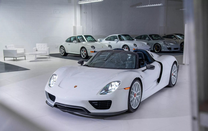 56 κατάλευκες Porsche και συνολικά 500+ αντικείμενα περιμένουν νέο ιδιοκτήτη. Porsche