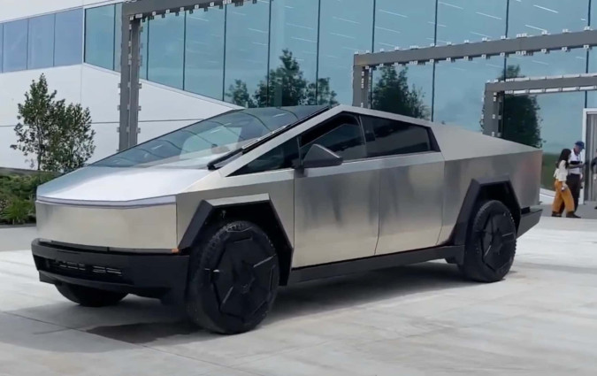 To βάρος του Tesla Cybertruck κυμαίνεται από 3.629 έως 4.436 kg ανάλογα με την έκδοση. Tesla Cybertruck