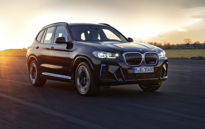 H νέα BMW iX3 εμφανίστηκε στους δρόμους με την μορφή πρωτοτύπου, έχοντας έντονες επιρροές από το Vision Neue Klasse των Βαυαρών BMW iX3