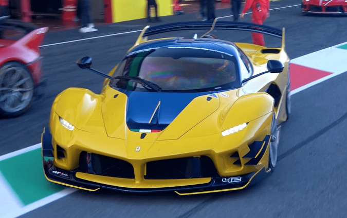 16 λεπτά ανόθευτης V12 υπόκρουσης με τις Ferrari FXX-K να λυσσούν στην πίστα του Mugello. Ferrari FXX-K