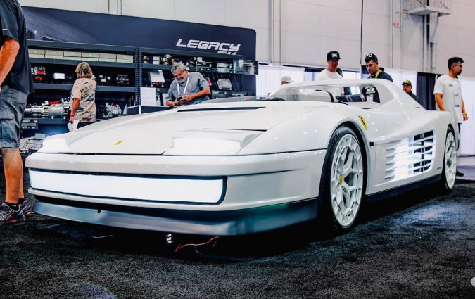 Ferrari Testarossa γίνεται τριθέσια με θέση οδήγησης στο κέντρο, αλά McLaren F1. Μπαίνει όμως και στην πρίζα. Ferrari Testarossa