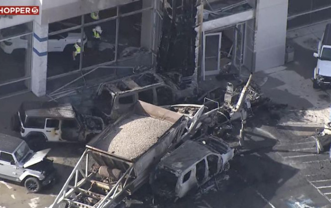 Αν κι ένα άτομο αερομεταφέρθηκε στο νοσοκομείο σε κρίσιμη κατάσταση, δεν έχουν αναφερθεί ακόμη θάνατοι στο τρομακτικό δυστύχημα που προκάλεσε ζημιές σε 33 οχήματα και προκλήθηκε από βλάβη στα φρένα του φορτηγού. Δυστύχημα με ημιφορτηγό