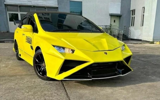 Honda Civic διχασμένη προσωπικότητα επιθυμεί απεγνωσμένα να μοιάσει εμφανισιακά με 4πορτη Lamborghini Huracán. Honda Civic - Lamborghini Huracán