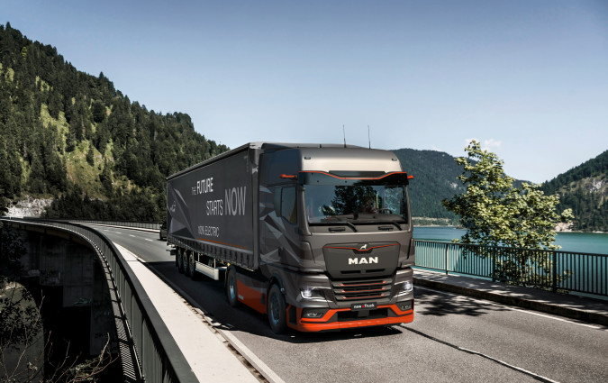Η MAN Truck & Bus ξεκίνησε τις πωλήσεις του πρώτου ηλεκτρικού φορτηγού βαρέως τύπου στην ιστορία thw, σηματοδοτώντας ένα ακόμη ορόσημο στην απνθράκωση των εμπορευματικών μεταφορών. Οι πρώτες 200 μονάδες έχουν προγραμματιστεί να παραδοθούν σε επιλεγμένους πελάτες ήδη από το 2024. MAN