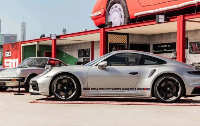 Στο Porsche Festival που διοργανώθηκε στο Ντουμπάι, η γερμανική εταιρεία γιόρτασε τα 75α γενέθλιά της και την 60η επέτειο της εμβληματικής Porsche 911 Porsche 911 Turbo Porsche 911 Turbo